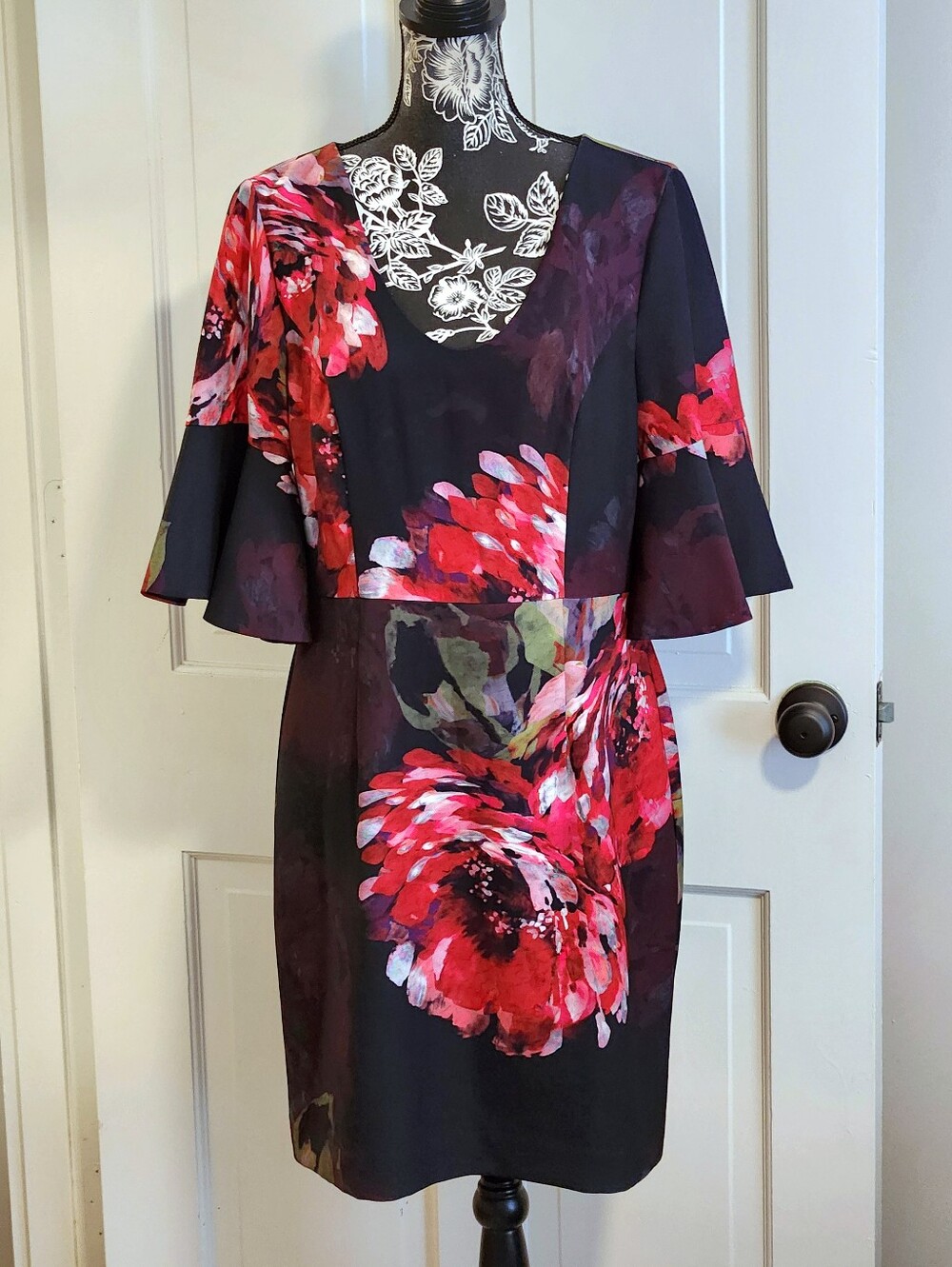 🆕️ 🌹Trina Turk🌹 - Red/Black Floral Print V-Neck Bell Sleeve Dress